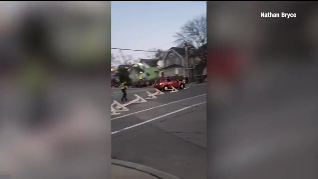 «Algunas muertes» después de que una camioneta se precipitara por el desfile de Navidad en Wisconsin;  «Persona de interés» en custodia – WSVN 7News |  Noticias de Miami, Clima, Deportes