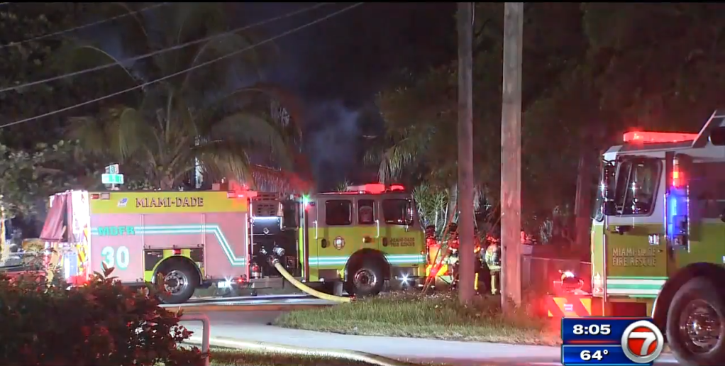 Bañera cae sobre 3 bomberos que luchan contra el incendio de una casa abandonada en el noroeste de Miami-Dade – WSVN 7News |  Noticias de Miami, Clima, Deportes