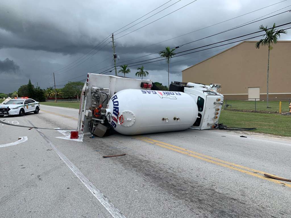 Camión de propano volcado provoca el cierre de carreteras cercanas – WSVN 7News |  Noticias de Miami, Clima, Deportes