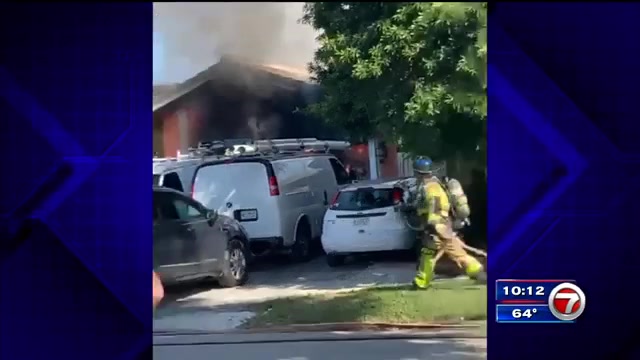Chispas de fuego en el ático de la casa del noroeste de Miami-Dade;  no se reportaron heridos – WSVN 7News |  Noticias de Miami, Clima, Deportes