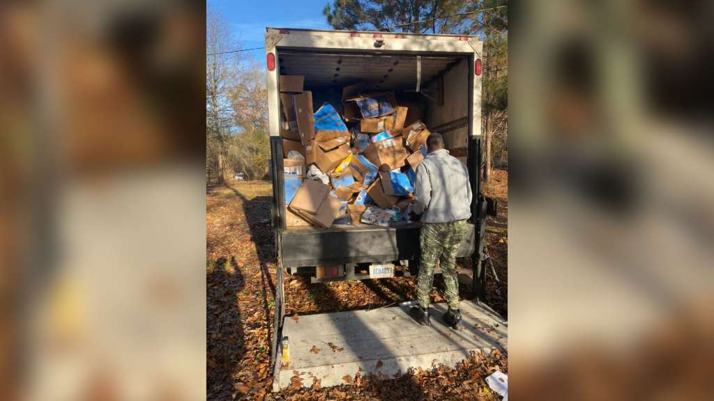 Cientos de paquetes de FedEx encontrados tirados en un barranco de Alabama, dice el sheriff – WSVN 7News |  Noticias de Miami, Clima, Deportes