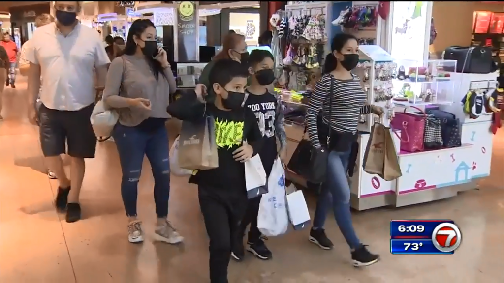 Dolphin Mall trae nieve al sur de Florida, los compradores se adelantan al Black Friday – WSVN 7News |  Noticias de Miami, Clima, Deportes