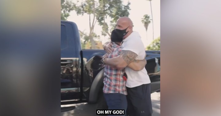 Dwayne ‘The Rock’ Johnson le da su propia camioneta personalizada a un veterano de la Marina – National