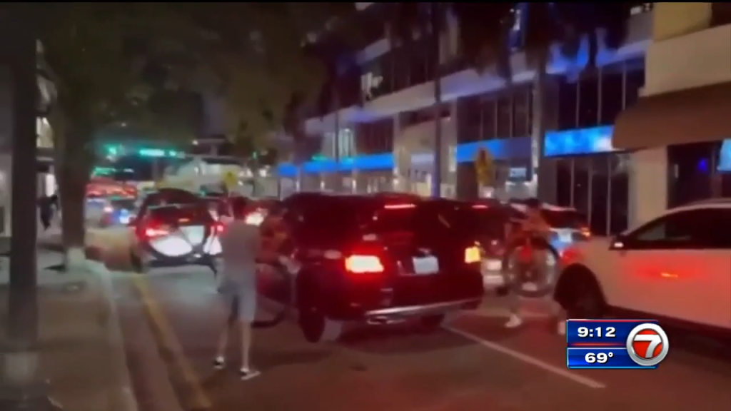 El video de Only In Dade muestra a ciclistas atacando un automóvil en el centro de Miami – WSVN 7News |  Noticias de Miami, Clima, Deportes