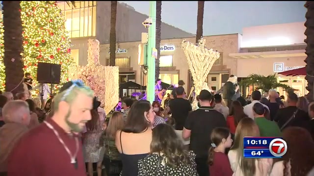 La iluminación de la menorá se lleva a cabo en Lincoln Road mientras las comunidades judías marcan el inicio de Janucá – WSVN 7News |  Noticias de Miami, Clima, Deportes