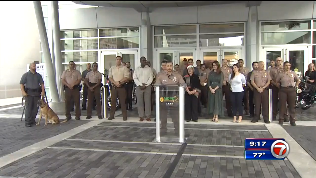 La policía de Miami-Dade aumenta las patrullas de los centros comerciales y puntos de venta antes de la temporada navideña – WSVN 7News |  Noticias de Miami, Clima, Deportes