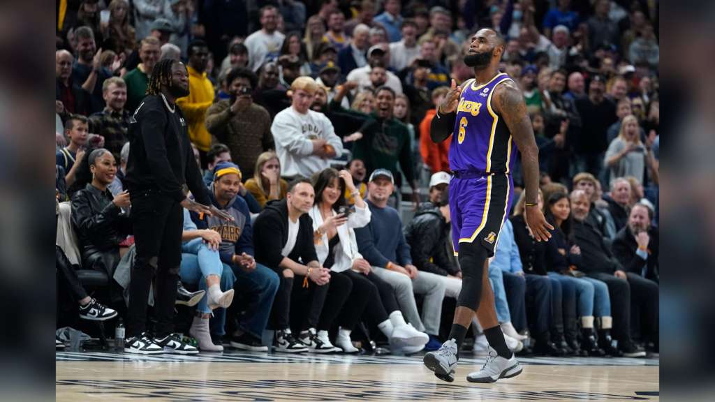 LeBron James saca a los fanáticos de la cancha al regresar y logra el primer golpe en la victoria de los Lakers en tiempo extra – WSVN 7News |  Noticias de Miami, Clima, Deportes