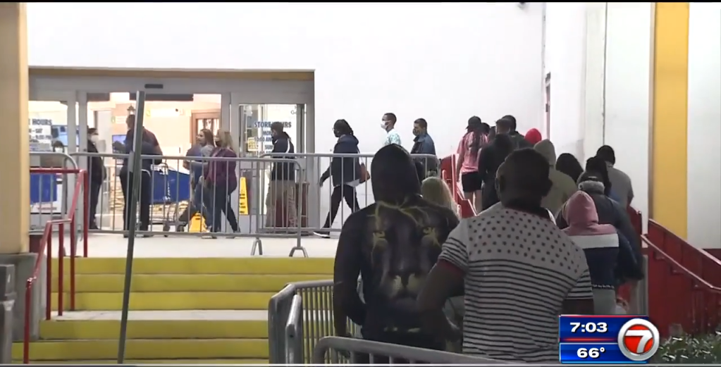 Los compradores del sur de Florida se alinean para las ofertas del Black Friday – WSVN 7News |  Noticias de Miami, Clima, Deportes