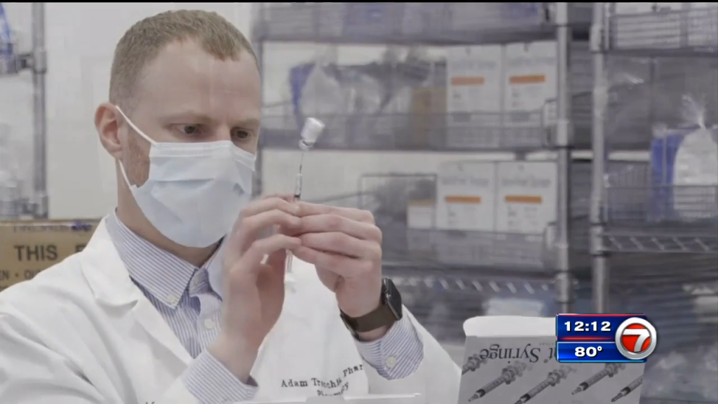 Los miembros de la familia completamente inmunizados pueden celebrar las fiestas sin máscaras, dice Fauci – WSVN 7News |  Noticias de Miami, Clima, Deportes