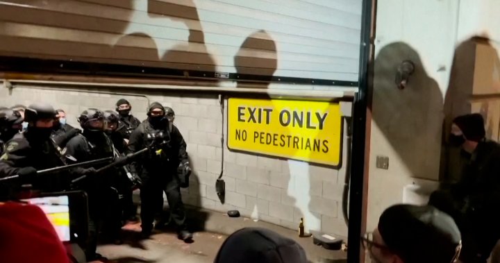 Manifestantes de Portland rompen ventanas y arrojan artículos en el veredicto de Kyle Rittenhouse – National