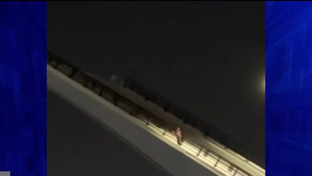 Video muestra a un hombre colgado de la barandilla del puente SW 1st St. en Miami – WSVN 7News |  Noticias de Miami, Clima, Deportes