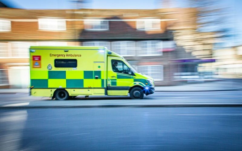 Asignación rápida de ambulancias en El Salvador con gestión de transporte