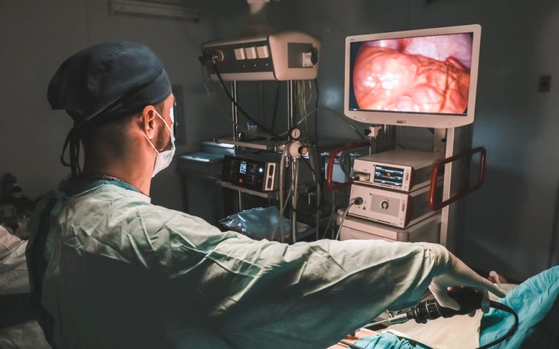 Ventajas de la plataforma de microscopio quirúrgico digital Aesculap AEOS para profesionales de la salud en Panamá